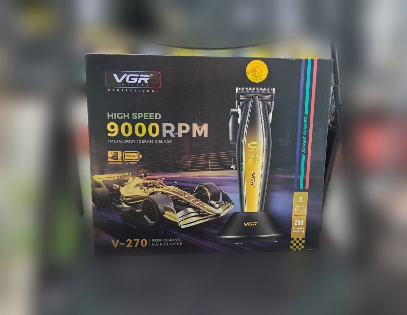 VGR V-270 Profesyonel Saç Kesme Makinesi — üçüncü açı