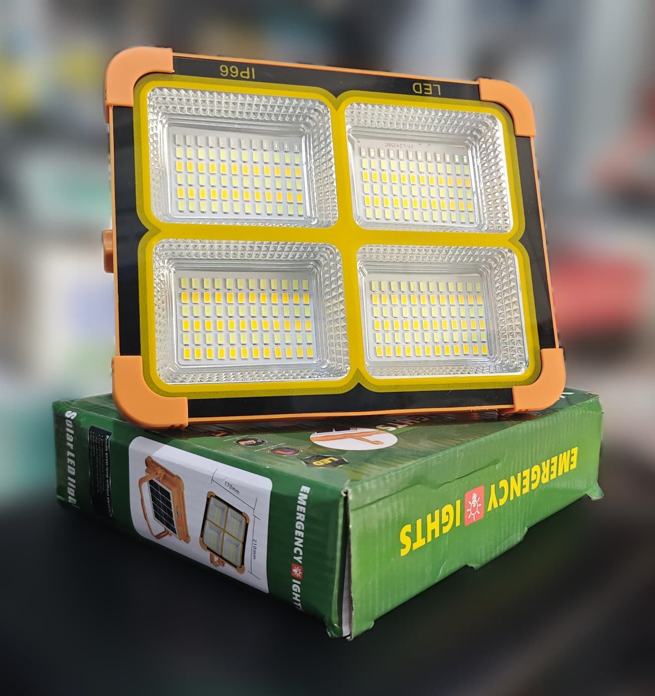Solar Panelli Şarjlı Acil Aydınlatma Projektörü — ürün görünümü