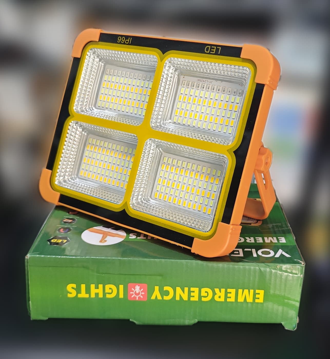 Solar Panelli Şarjlı Acil Aydınlatma Projektörü — i̇kinci açı