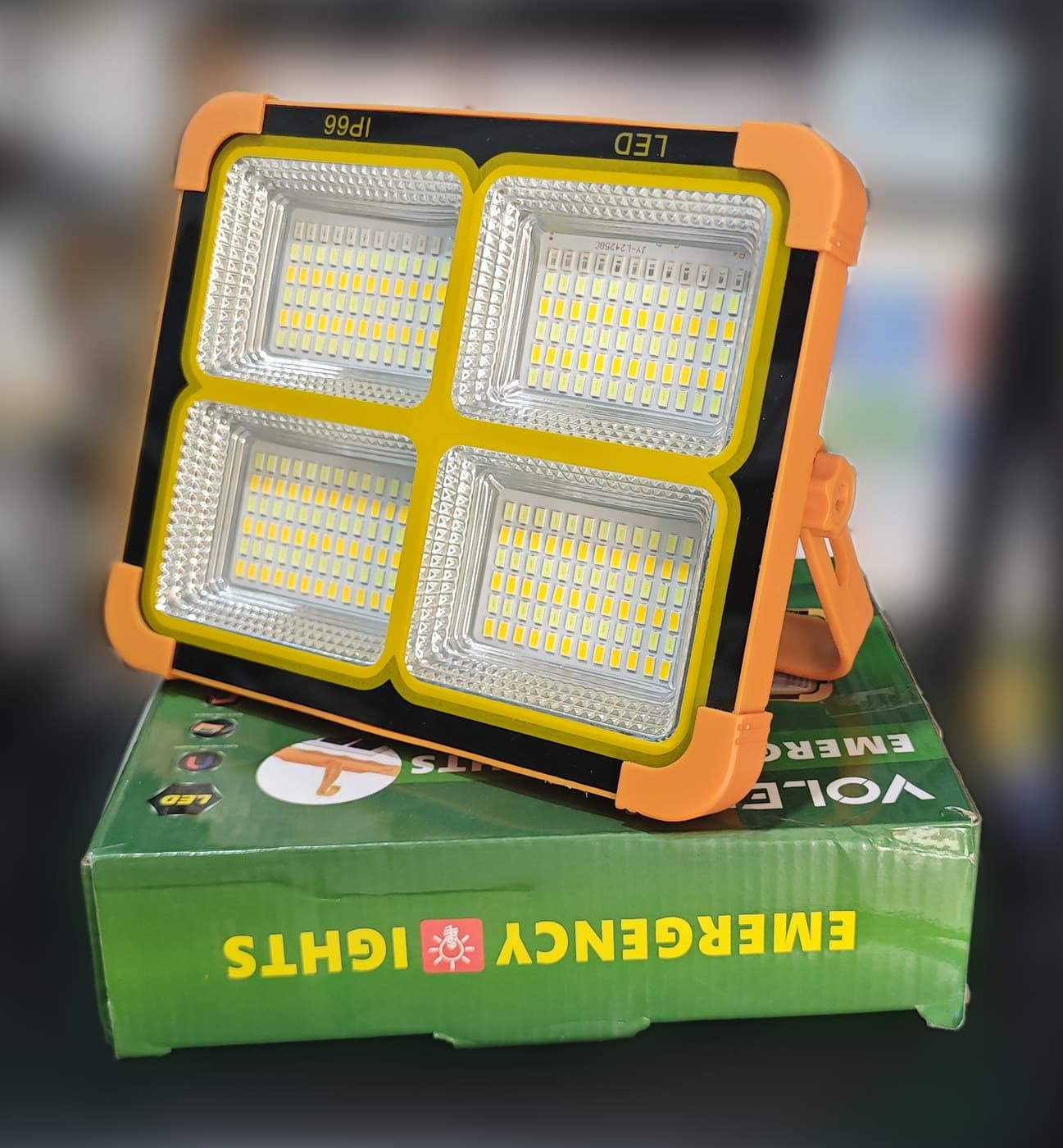 Solar Panelli Şarjlı Acil Aydınlatma Projektörü — dördüncü açı