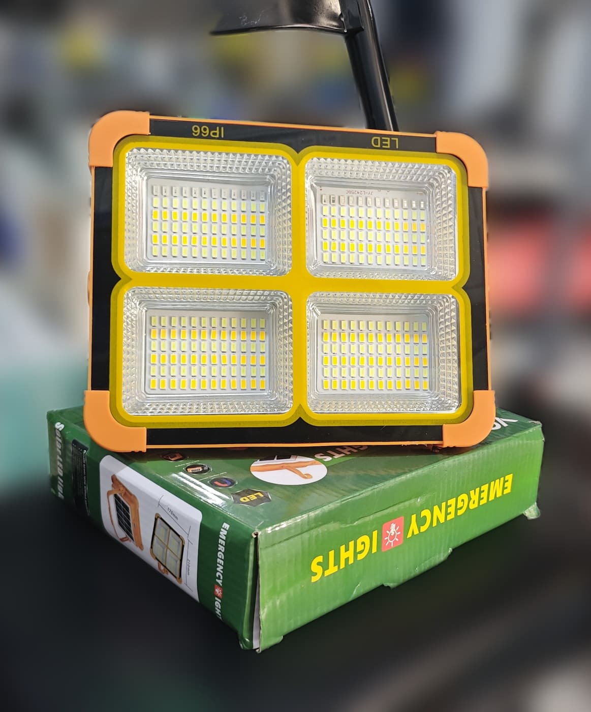 Solar Panelli Şarjlı Acil Aydınlatma Projektörü — beşinci açı